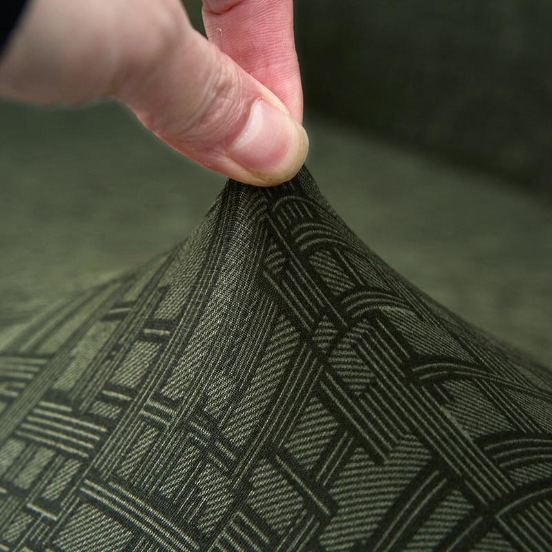 Stretch-Sofabezug mit geometrischem Linienmuster – Olivgrün – Ansicht 2