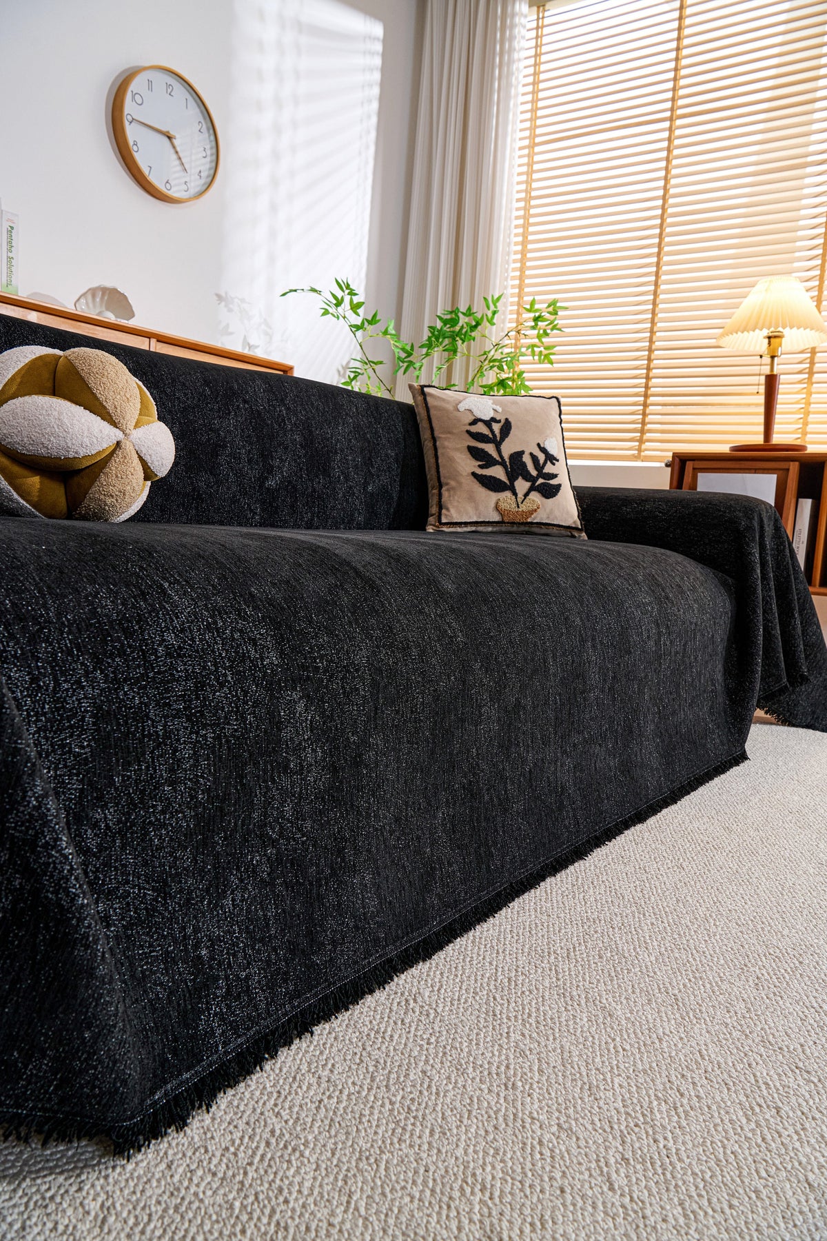 Sofaüberwurf Mistara – Tiefschwarz – Ansicht 1