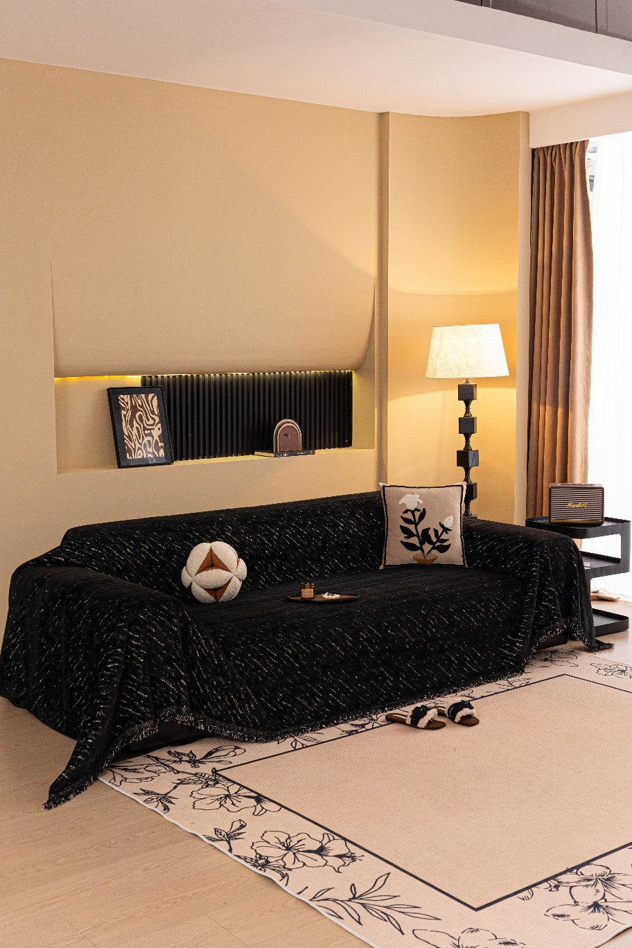 Sofaüberwurf Velmora – Tiefschwarz – Ansicht 1