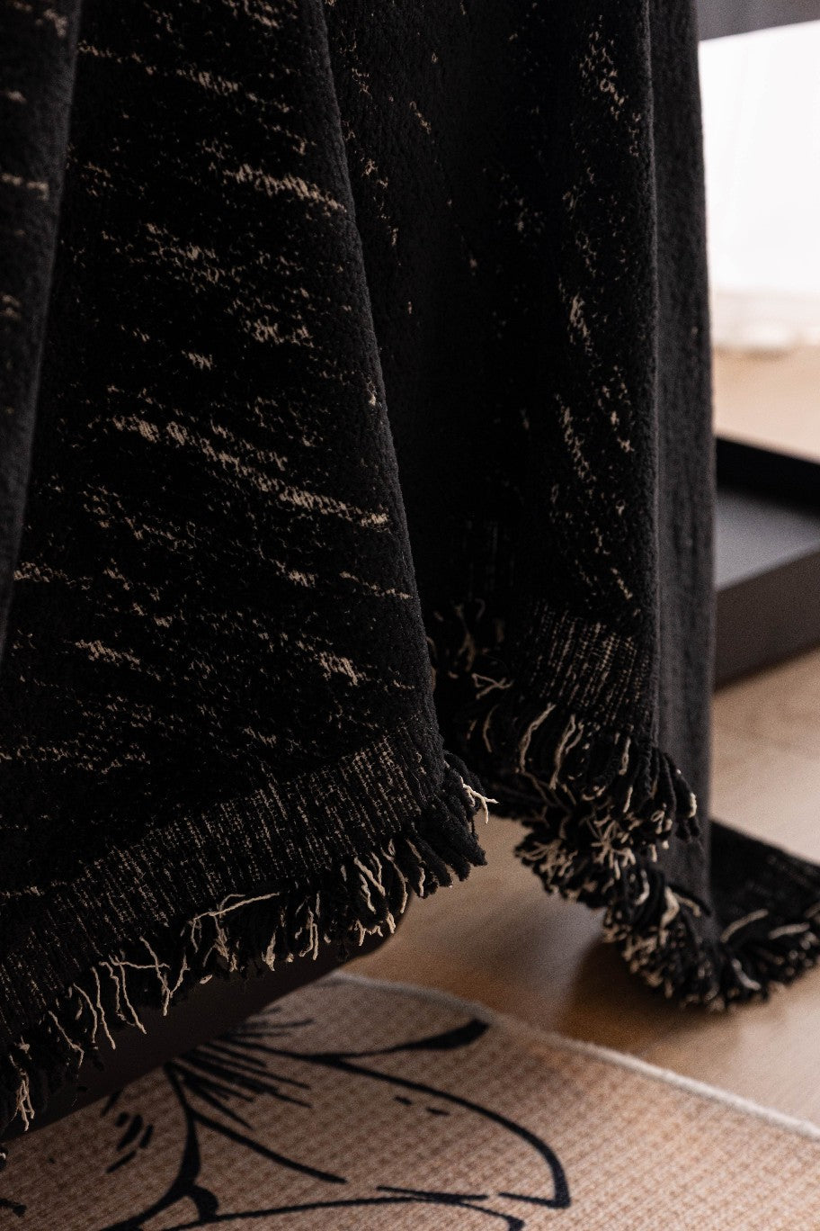 Sofaüberwurf Velmora – Tiefschwarz – Ansicht 3